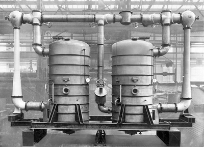 856793 Afbeelding van een verdampinstallatie voor melk (voor het maken van gecondenseerde melk), gebouwd door Werkspoor ...